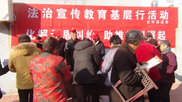 群众主动翻阅宣传资料.JPG