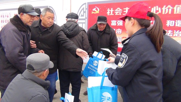 东山司法所开展“普法礼包”进社区法治宣传活动 (2).JPG