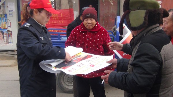 普法志愿者发放普法日历.JPG