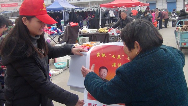 普法志愿者宣传法律知识.JPG