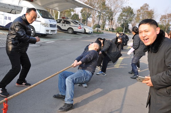图为拔河比赛现场.JPG