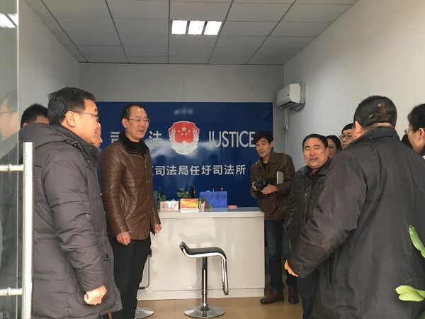 孙川局长查看司法所硬件设备.png