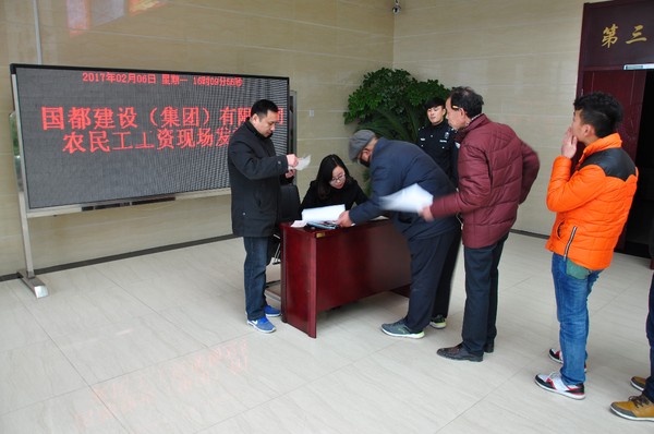 烈山法院发放拖欠农民工工资.jpg