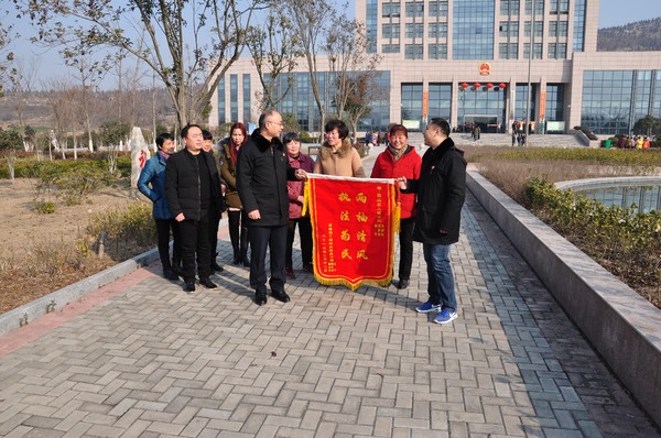 2017.2.13临海童 刘现东不辞辛劳办案,群众送来锦旗 (1).JPG