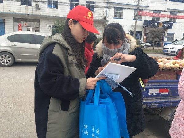 群众在积极关注法韵相山公众号.JPG