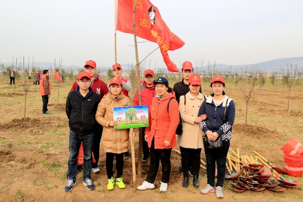 3.3发挥党员模范作用 为创建国家森林城市贡献力量 烈山区司法局党员志愿者参加义务植树活动2.JPG