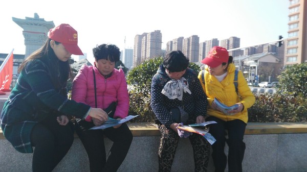 普法志愿者向群众讲解法律知识2.jpg