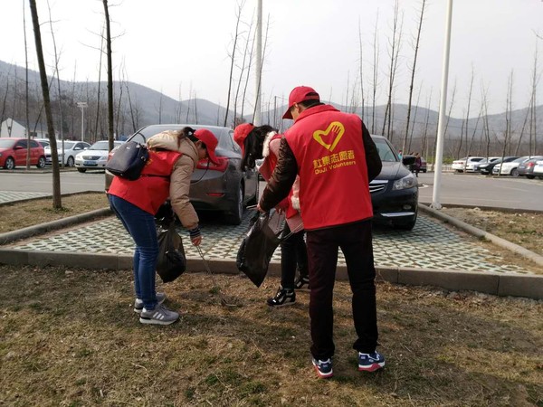 志愿者捡拾景区垃圾.jpg