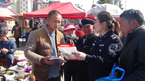 为群众讲解法律知识.JPG