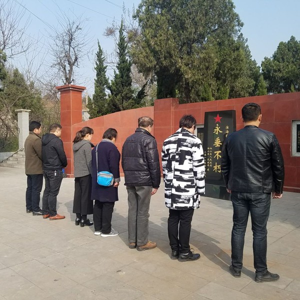 东山司法所组织社区服刑人员开展清明祭扫教育活动.jpg