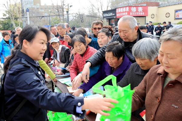 3.28烈山区司法局积极参加全市综治宣传活动3.JPG