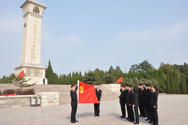 党员干警纪念碑前重温入党誓词.jpg