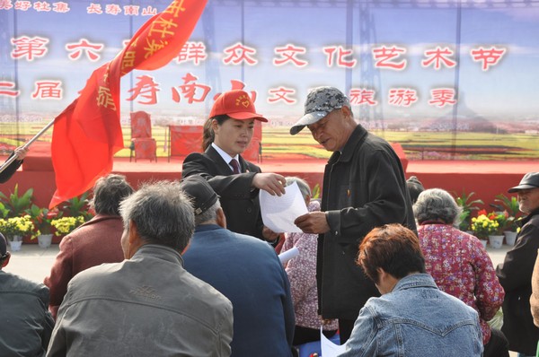 发放宣传材料.jpg