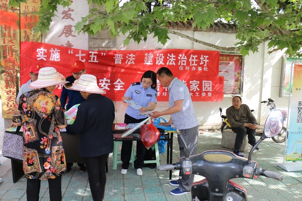 司法干警向群众讲解法律知识2.JPG