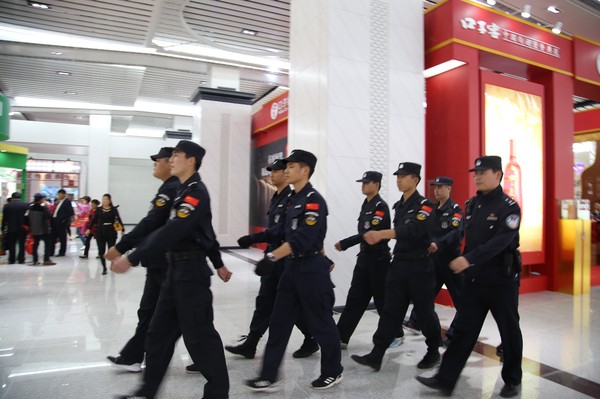 淮北食博会我们在安保 刘波 李雯.JPG