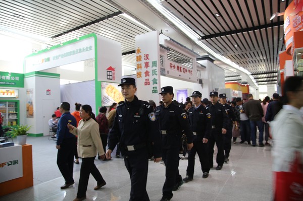 淮北食博会，我们在安保  刘波  李雯.JPG