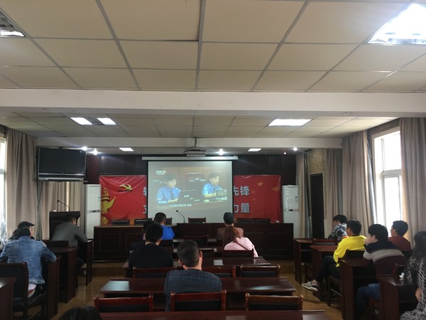 社区服刑人员观看法治小视频.JPG
