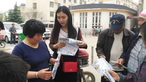 志愿者发放法治宣传单.jpg