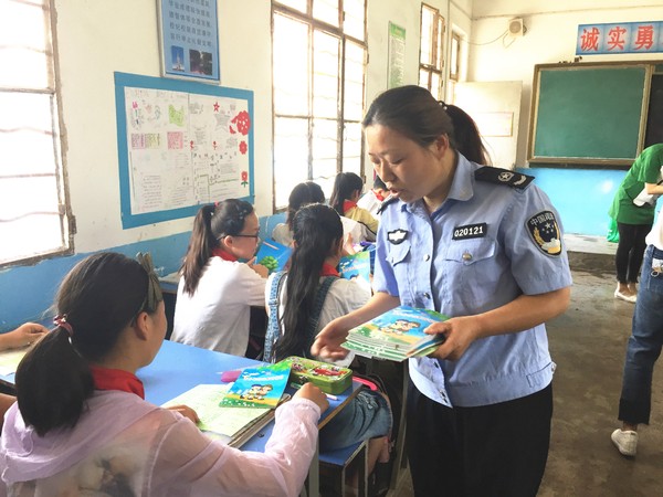 欢乐过六一快乐学法律.JPG