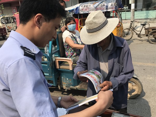 古饶司法所在新村街头开展人民调解在身边宣传活动.JPG