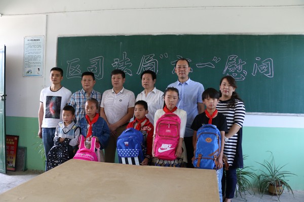 “六一”节前送温暖，留守儿童笑开颜 (1).JPG