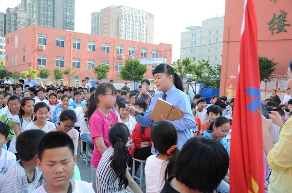 检察官与学生们进行互动问答.JPG