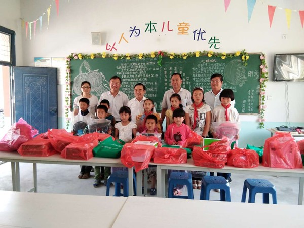 烈山区司法局慰问青龙小学留守儿童 (2).jpg
