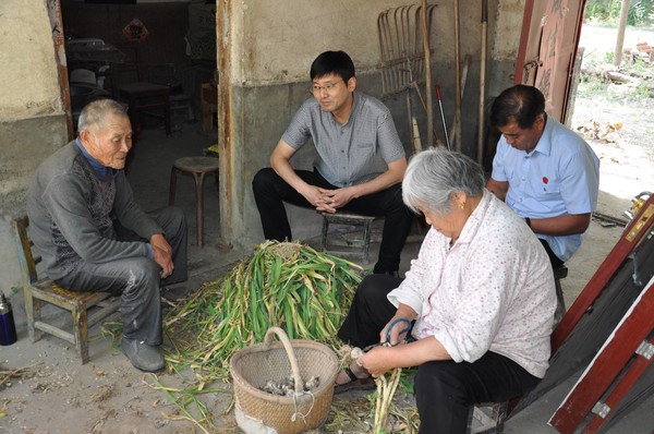 烈山法院院长深入扶贫联系村调研.JPG