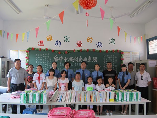 淮北市检察院“六一”走访慰问送关爱.jpg