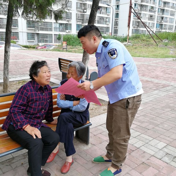 工作人员向群众宣讲《环境保护法》 (1).jpg