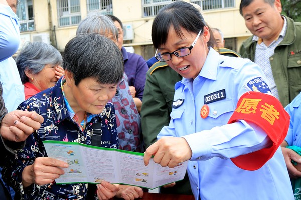 6.7烈山区司法局开展普法志愿者&ldquo;送法进社区&rdquo;志愿服务活动2.JPG