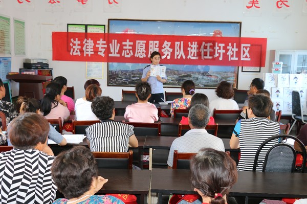 普法志愿者在任圩社区为群众讲解法律知识.jpg