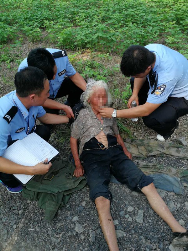 94岁老人街头中暑 派出所民警紧急救助.jpg