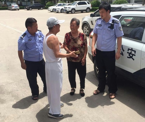 新城所民警热心救助一名迷途老人.jpg
