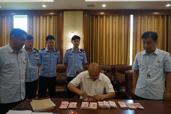 银行人员清点现场履行款项.jpg