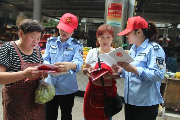 法治宣传进市场 服务为民促创城照片1.jpg