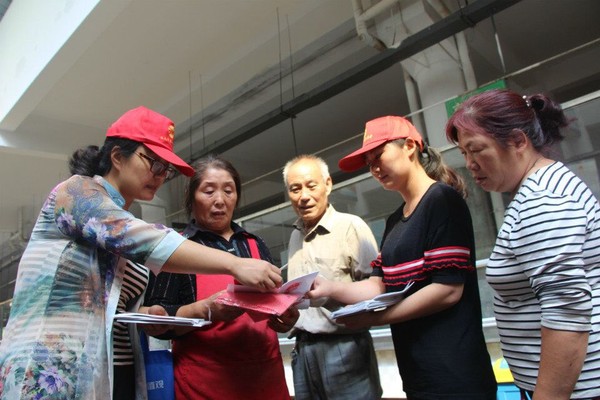 法治宣传进市场 服务为民促创城照片2.jpg