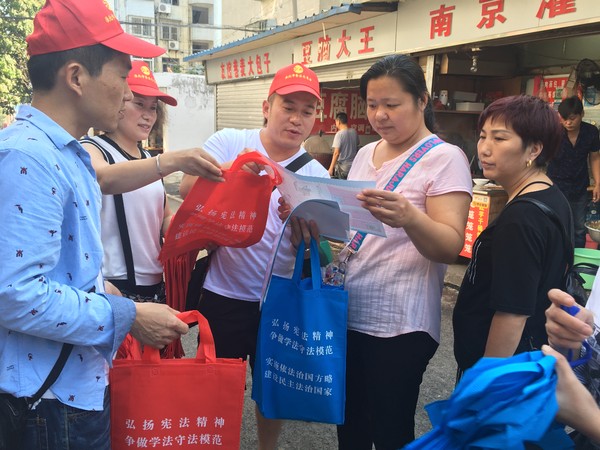 东办司法所：街头普法，助力创城.JPG