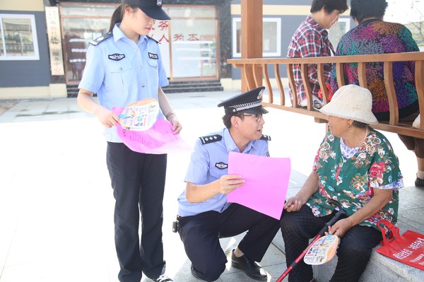 向群众讲解举报邪教奖励办法.JPG