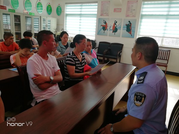 送法进社区,服务到身边.jpg