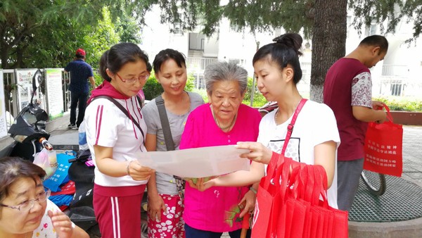 法治巡演进社区,普法宣传见实效.jpg
