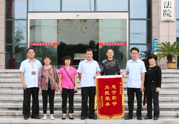 法院助修路 善举获赞扬.jpg