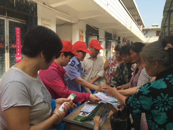 东山司法所送法进菜市场，做好法律宣传员.JPG