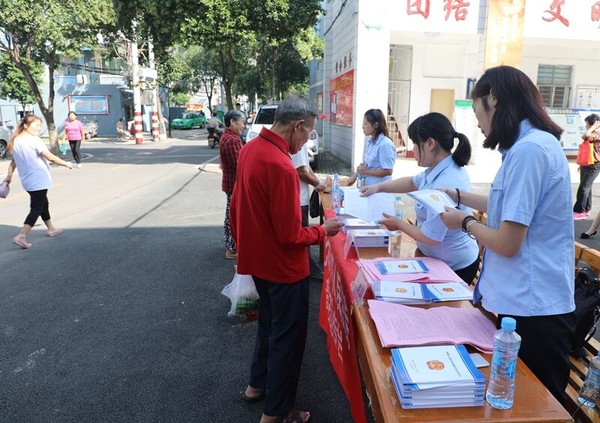 淮北中院组织开展“深化法治宣传·共创文明城市”普法志愿者宣传活动2.jpg