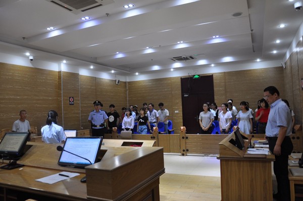 院长带头开庭审案  师大学生参观旁听2.jpg