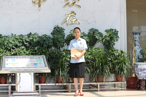 手持法锤护正义 心怀群众点温情1 (1).JPG