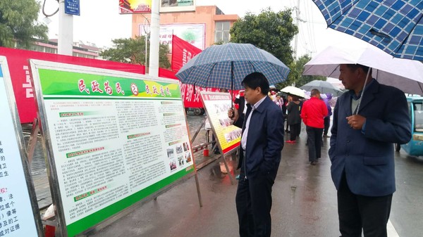 烈山区民政局开展迎接十九大法治宣传活动.jpg