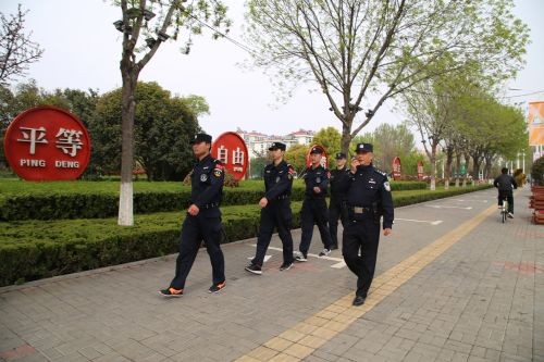 民警正穿梭巡逻在城市的大街小巷,守护着群众的平安.jpg