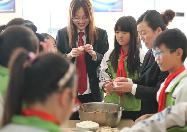“法官妈妈”与留守儿童一起欢度周末3.jpg