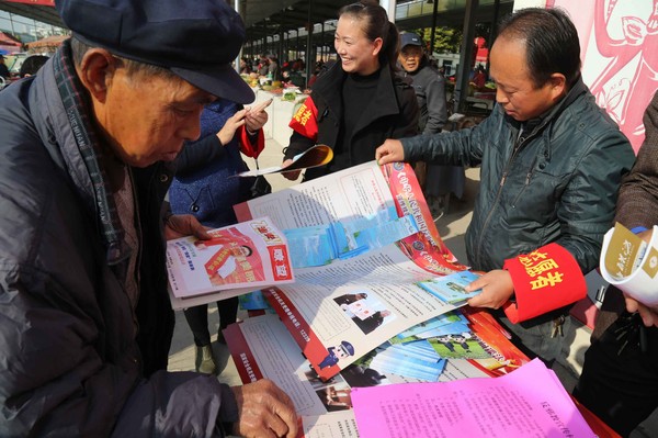 发放国家安全和反邪教资料.jpg